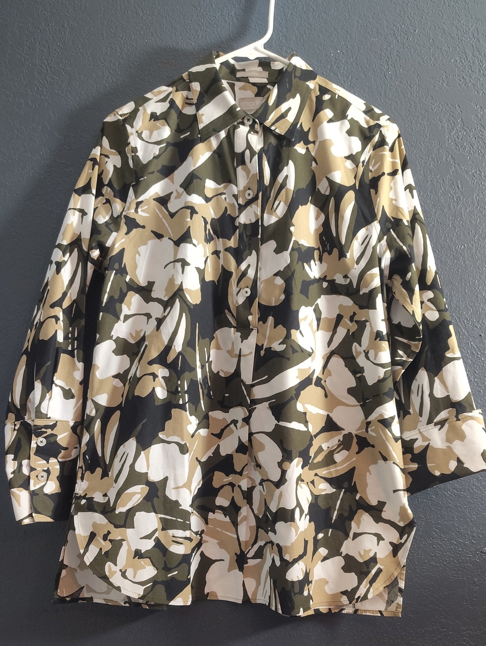 Chicos No Iron Camo Floral Print Button Up Popover Blouse Size 0 (4-6)